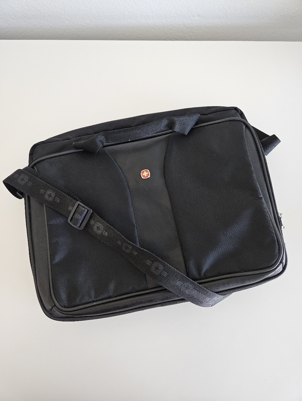 SwissGear | Adjustable ProCheck Black Laptop 14" - 16" Travel Crossbody Bag